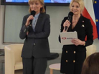 Zdjęcie wykonane wewnątrz pomieszczenia. Na zdjęciu widoczne dwie kobiety.