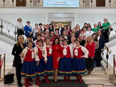 Zdjęcie wykonane wewnątrz pomieszczenia. Na zdjęciu widoczna sala plenarna Sejmu RP.
