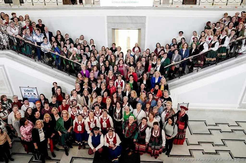 Zdjęcie zrobione wewnątrz Sejmu. Na zdjęciu widoczna bardzo duża grupa kobiet stojąca na schodach.