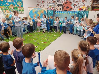 Grupa dzieci i 2 panie podczas zabawy.