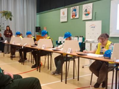 Grupa uczniów w trakcie pisania testu. Wewnątrz.