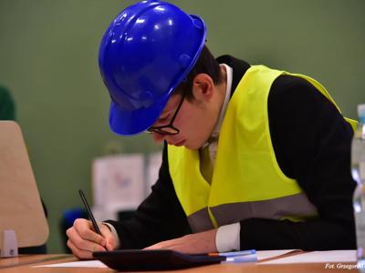 Uczeń rozwiązuje test. Wewnątrz.