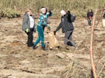 Dwie osoby sadzą las. Na zewnątrz.