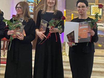 Trzy kobiety pozujące do zdjęcia. Wewnątrz.
