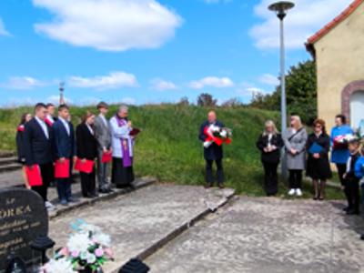 młodzież, dorośli, cmentarz, kwiaty