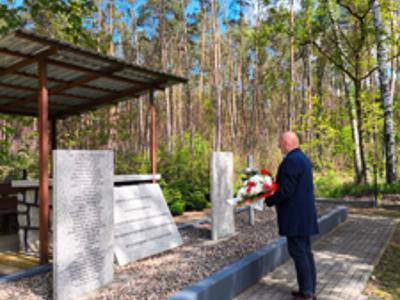 Mogiła, Wójt Gminy Drzycim, las, wiązanki