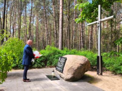 Mogiła, Wójt Gminy Drzycim, las, wiązanki