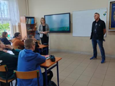 uczniowie i trener w klasie – wewnątrz budynku szkoły