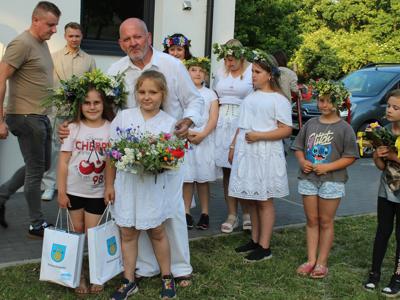wręczenie nagród za najpiękniejszy wianek – na zdjęciu Wójt Marian Krywalt ze zwycięzcami