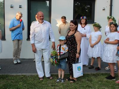 zdjęcie przedstawia wójta wraz ze zwycięzcą w konkursie na odnalezienie kwiatu paproci
