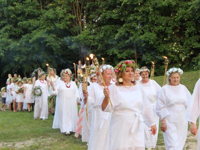 pochód uczestników z pochodniami