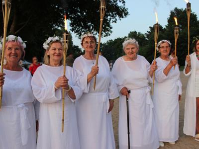 pochód uczestników z pochodniami