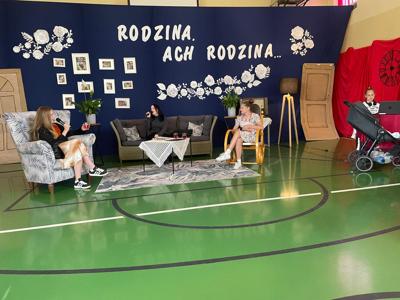 Młodzież w trakcie występu. Wewnątrz.