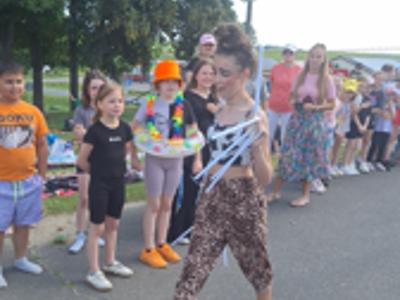 Grupa dzieci oglądająca pokaz mody młodzieżowej. Na zewnątrz.