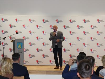 Wójt Gminy w trakcie przemówienia. Wewnątrz.