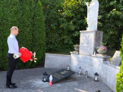 Mogiła zbiorowa ofiar cywilnych, drzewa, kwiaty, znicze