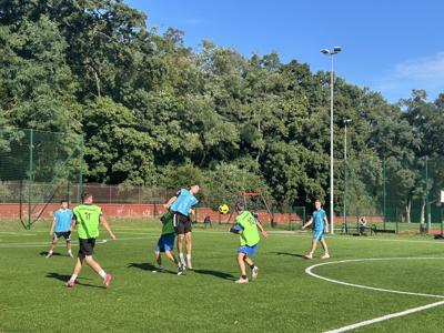 zawodnicy drużyny FC Drzycim, stoją w kole i ustalają strategię gry – na dworze