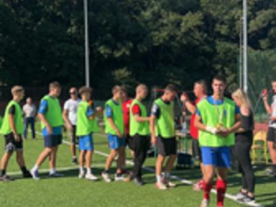 piłkarze na murawie podczas trwającego meczu – na dworze