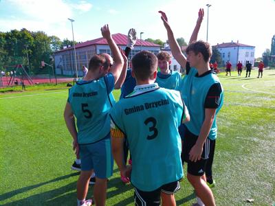 piłkarz drużyny FC Drzycim biegnie do piłki – na dworze