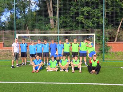 piłkarze drużyny FC Drzycim, otrzymują medale za zwycięstwo – na dworze