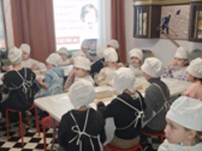 Udział dzieci w warsztatach z czekolady – wewnątrz budynku muzeum