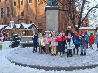Zdjęcie całej klasy w zimowej scenerii Torunia – na dworze