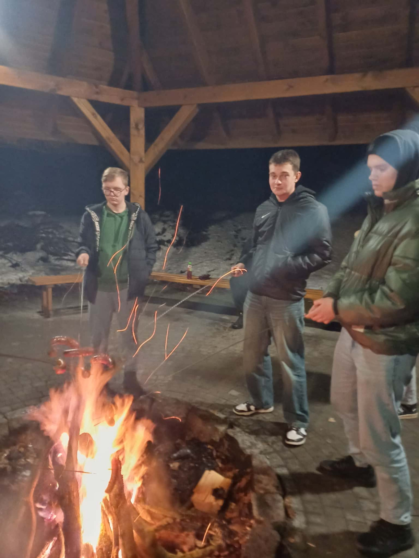 zawodnicy drużyny FC Drzycim, stoją przy ognisku i pieką kiełaski – na dworze