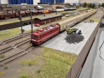 Makieta z kolejkami. Wewnątrz