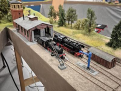 Makieta z kolejkami. Wewnątrz