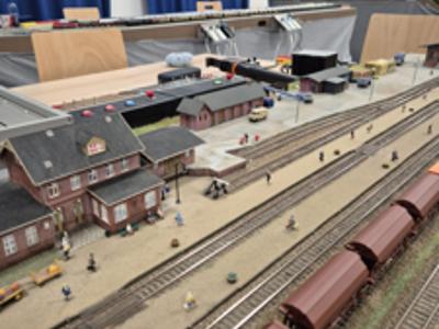 Makieta z kolejkami. Wewnątrz