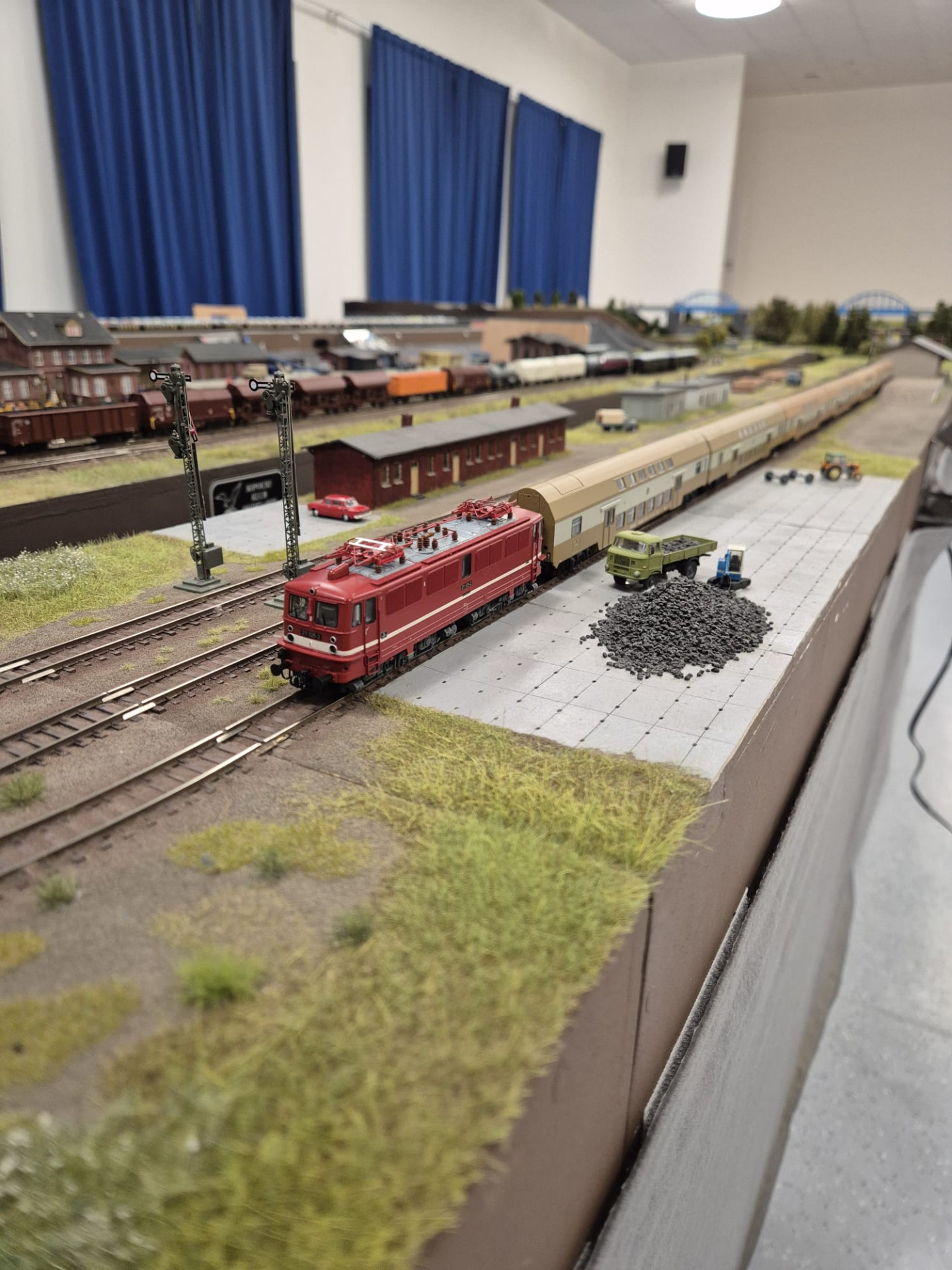 Makieta z kolejkami. Wewnątrz