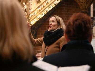 Pani dyrygent podczas koncertu. Wewnątrz.