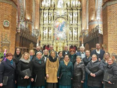 Chórzyści pozujący do zdjęcia. Wewnątrz.