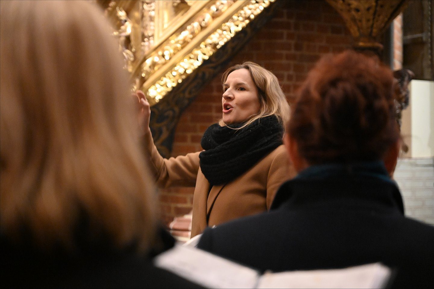 Pani dyrygent podczas koncertu. Wewnątrz.