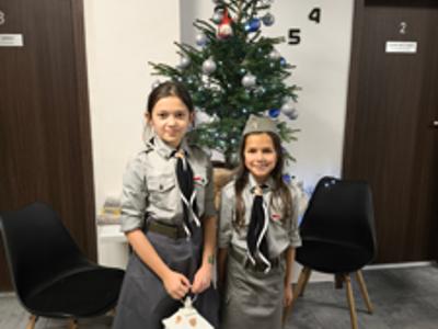 Pomieszczenie, Choinka, Harcerze, lampion, światełko. wewnątrz.