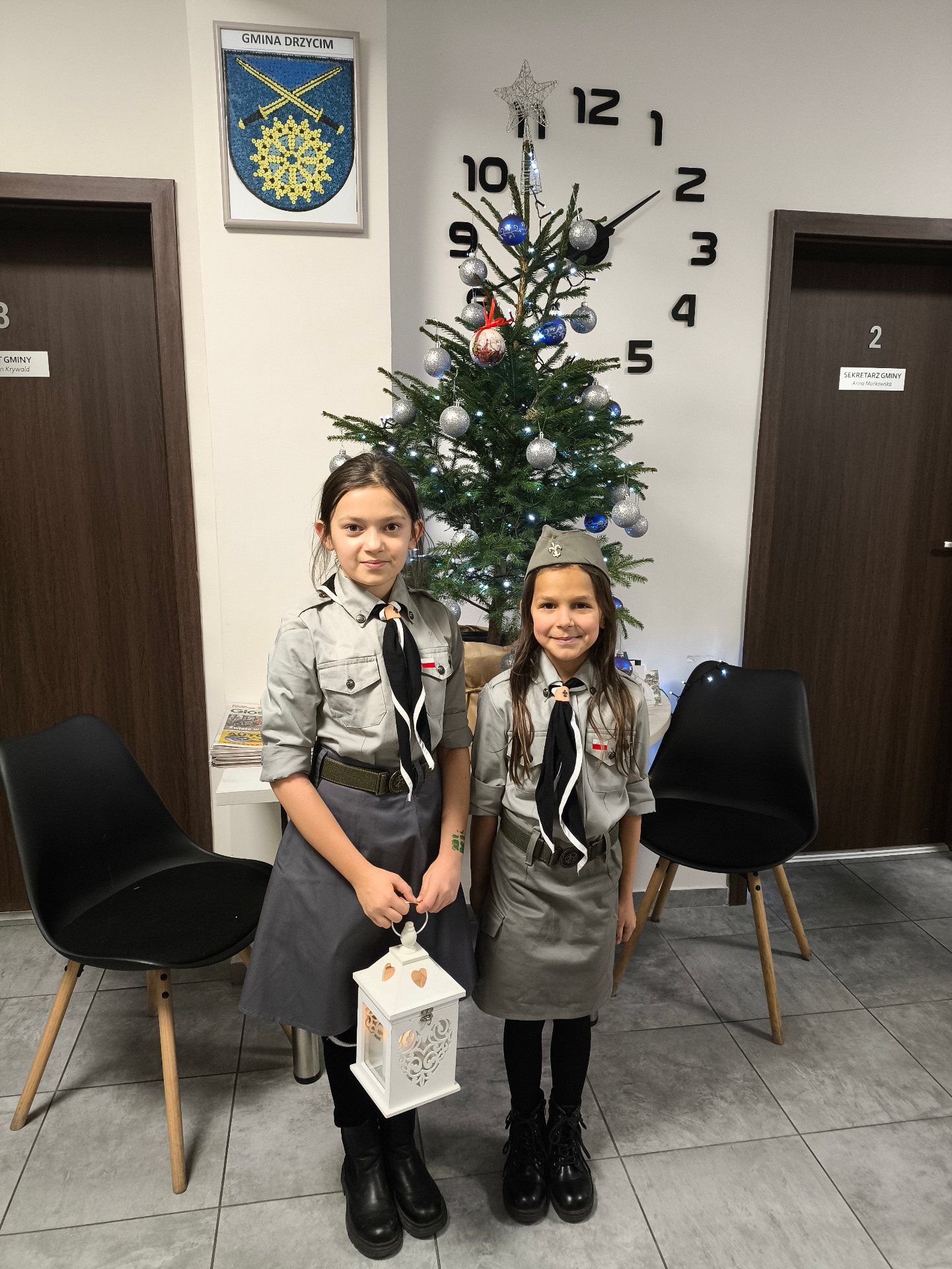 Pomieszczenie, Choinka, Harcerze, lampion, światełko. wewnątrz.