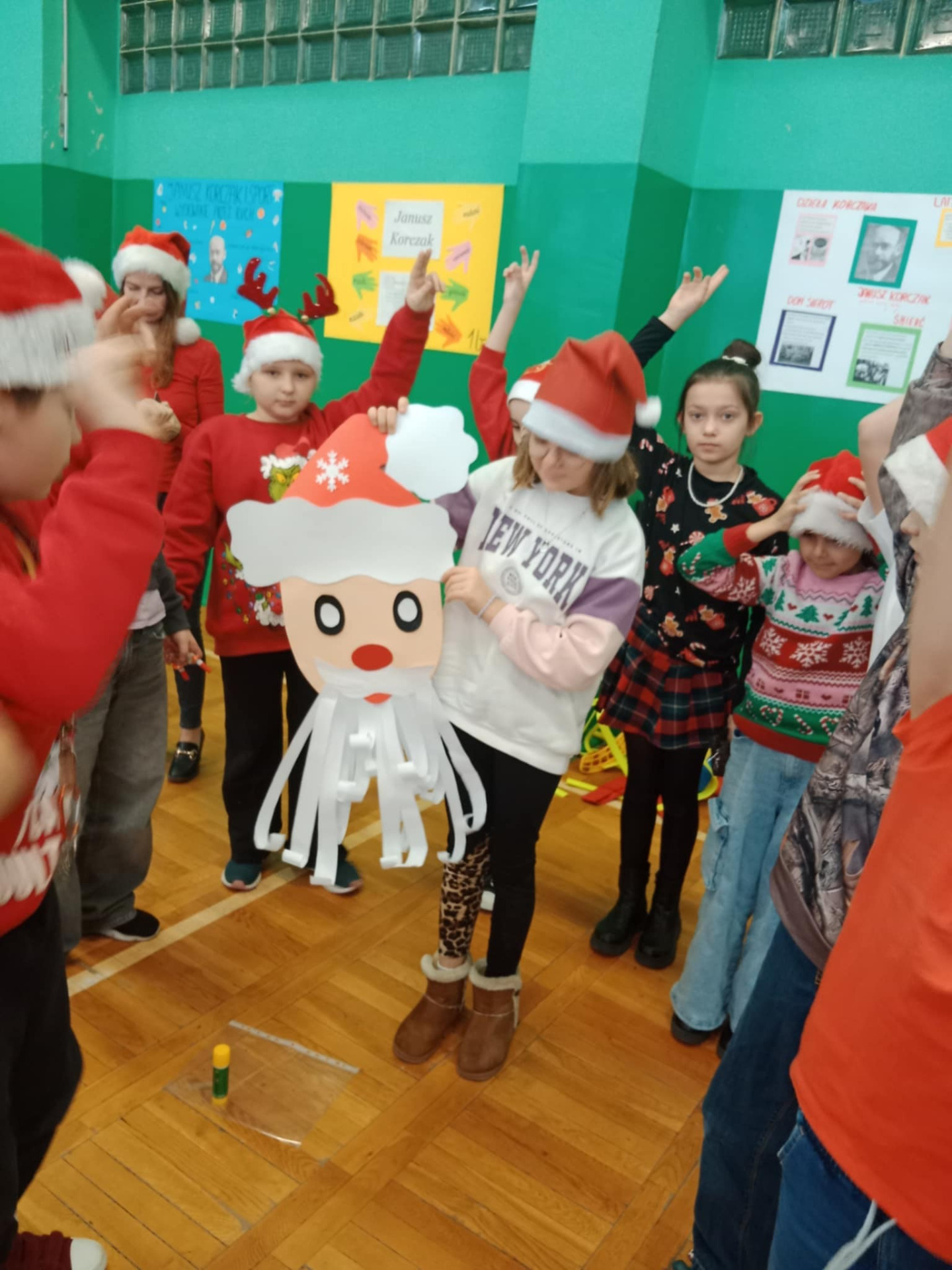 Grupa dzieci w trakcie zabawy. Wewnątrz.