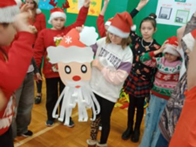 Grupa dzieci w trakcie zabawy. Wewnątrz.