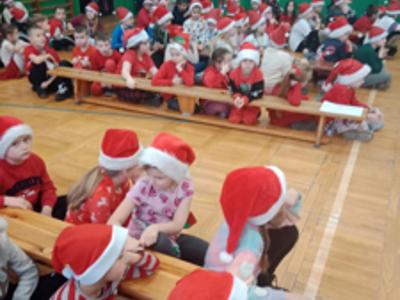 Grupa dzieci w trakcie zabawy. Wewnątrz.