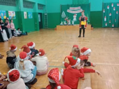 Grupa dzieci słuchająca przemówienia Pani. Wewnątrz.