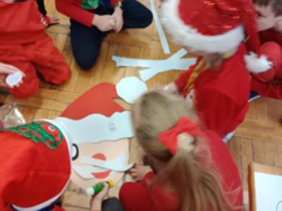 Grupa dzieci w trakcie zabawy. Wewnątrz.