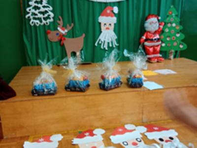 Dekoracja sceny- Gwiazdor, choinka, renifer i napis TURNIEJ GWIAZDKOWY. Wewnątrz.