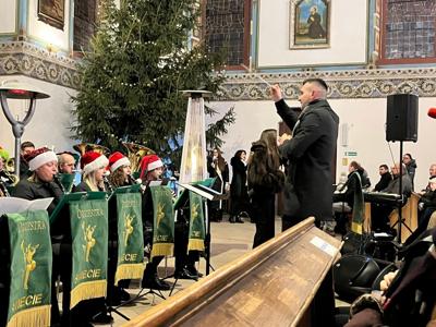Dyrygent i orkiestra podczas koncertu. Wewnątrz