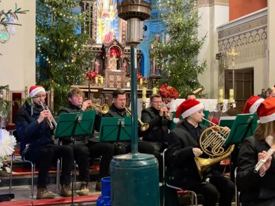 Orkiestra podczas koncertu. Wewnątrz.