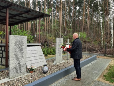 Złożenie kwiatów na mogile zbiorowej w Jastrzębiu.