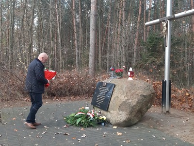 Złożenie kwiatów na mogile zbiorowej w Gródku.