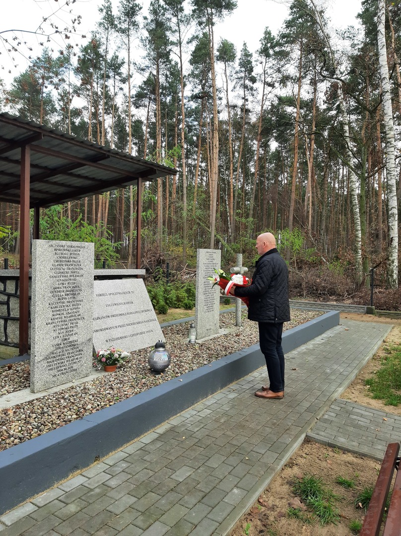 Złożenie kwiatów na mogile zbiorowej w Jastrzębiu. Złożenie kwiatów na mogile zbiorowej w Jastrzębiu.