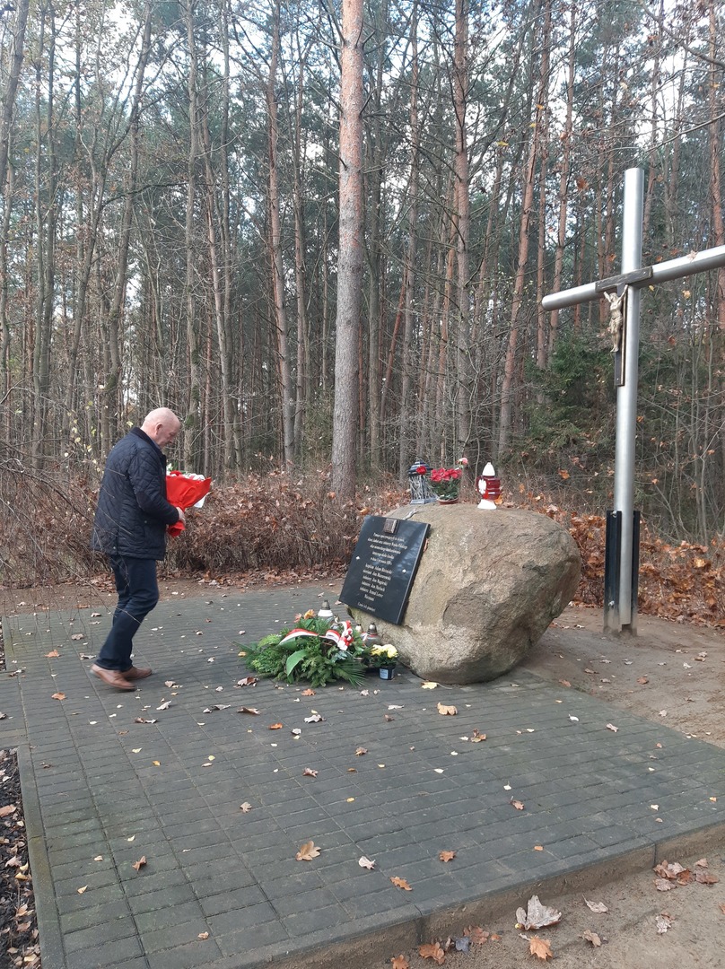 Złożenie kwiatów na mogile zbiorowej w Gródku. Złożenie kwiatów na mogile zbiorowej w Gródku.
