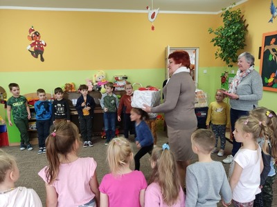 Przedszkolaki z seniorami na spotkaniu z okazji akcji HERBATKA DLA SENIORA NA JESIENNE WIECZORY