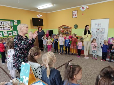 Przedszkolaki z seniorami na spotkaniu z okazji akcji HERBATKA DLA SENIORA NA JESIENNE WIECZORY